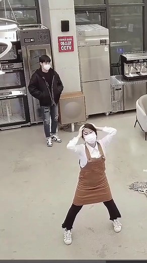 she literally killed it...😫video from: crazy girl (YouTube) #itzyloco #itzy #restaurantcrewdancingitzyloco