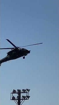 陸上自衛隊のヘリが着陸するだけの動画