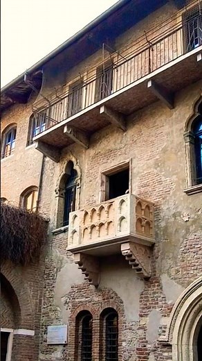 Verona Walking Tour: Roman Arena, Juliet's House & Historic City Highlights
