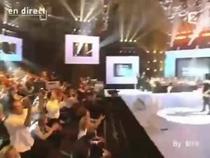 Красивая девочка и песенка весёленькая