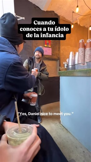 No apto para Muggles on Instagram: "Cuando conoces a Daniel Radcliffe en una cafetería y tu cerebro entra en modo mundo mágico activado ☕✨🪄 Yo todavía no me he recuperado… ¿tú cómo habrías reaccionado? 👀⚡️ Cc: @derektheji #DanielRadcliffe #HarryPotterVibes #MomentoMágico #CaféTime #Potterhead #FandomLife #WizardEnergy #MagicEverywhere #UnexpectedMoments #igmoments"