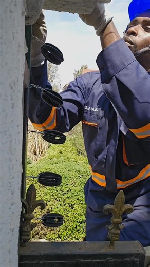 How we do the strainers for electric fence #ElectricFence #kazisafiniconstant | Jean Elektrik KE