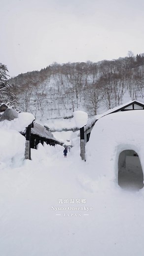 秋田県にある日本一の混浴温泉♨️ みんなは行ったことある？？ Japan's best secret hot spring in Akita Prefecture. Nyuto Onsenkyo is a hot spring village located in Semboku City, Akita Prefecture. It is known for its thatched-roofed building that resembles an old folk house, and is known as the best hidden hot spring in Japan, and there are seven hot spring inns. Among them, Tsurunoyu Onsen is the hot spring inn with the oldest history in Nyuto Onsenkyo. There are indoor baths for men and women and mixed open-air baths, but th
