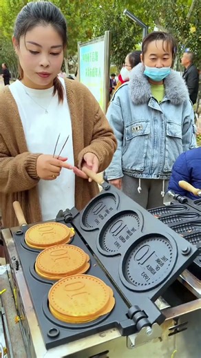 A talented chef!🥰Word skewer cake | Gold coin cake 🥳 #streetfood #satisfying #satisfyingvideo