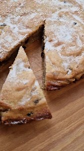Mince Pie Cookie Cake I make this every year...at least once in the build up to Christmas! It takes less than 10 minutes to throw together, and it makes such a nice change to mince pies (also much less of a faff if you're making them with the kids!) I've written up the recipe below - let me know 👇 if you're going to make it!! A x 225g plain flour 185g butter 100g caster sugar (plus extra to sprinkle on top) 1 tsp ground cinnamon 5 tbls mincemeat 1 Egg Heat the oven to 180C Beat the butter and s
