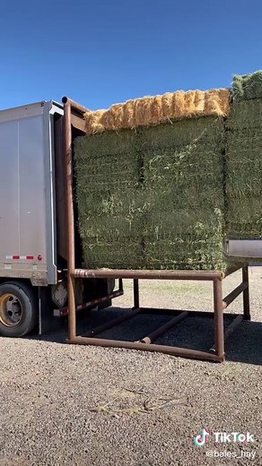 #pushitrealgood #loadinghay #retailhay #haysqueeze