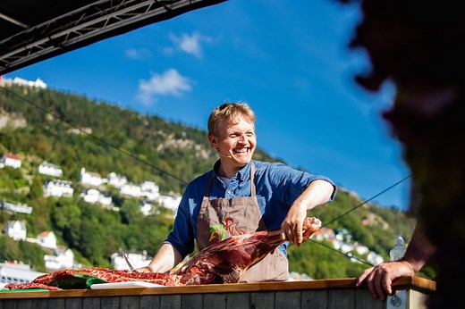 Bergen Food Festival celebrates the tasteful local food made between the mountains and fjords 🇳🇴 The food festival spreads out in the city centre of Bergen, and you get to meet lots of local food producers👨‍🌾 at their stands. In addition you can enjoy special festival menus at the festival restaurants 🍽, and you can join great food courses with chefs👩‍🍳 and local food producers. You can read more about Bergen Food Festival here: https://www.fjordnorway.com/en/see-and-do/bergen-matfestival