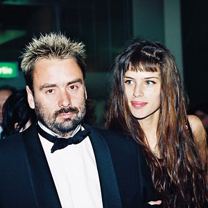 Il les a aimées, elles l’ont inspiré… Qui sont les femmes de la vie de Luc Besson ? | Pop Up