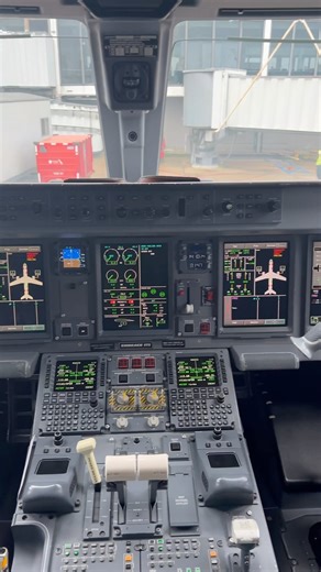 The cockpit of the Embraer E175LR