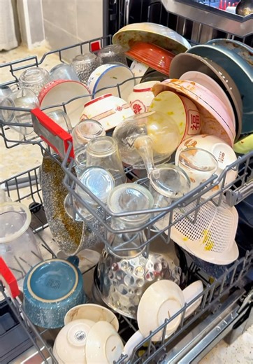 بعد بعدج تغسلين الصحون بإيدچ؟ 😅 وفري وقتچ وطاقتچ وخلي الشغل على غسالة الصحون الذكية ✨ ✔️ كشف تلقائي ذكي (AI) يحدد مستوى الاتساخ ✔️ برامج متعددة تناسب كل استخدام ✔️ وضع اقتصادي يوفر كهرباء وماء ✔️ مناسبة للاستخدام اليومي بدون تعب 📏 حجم مثالي وتنظيم مريح لكل أوانيچ ⚡️ قوة 1750 واط أداء قوي وتنظيف عميق خلي مطبخچ أريح وحياتچ أسهل 🤍 راسلينا للحجز والتفاصيل ‏Number one 1 07730198928 07709220958 توصيل 5 لكل مكان بالعراق