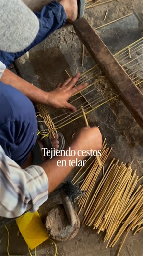 Viajes y artesanía desde 2015 on Instagram: "Aprenderemos una técnica de cestería en telar, sencilla y muy especial, trabajada en el suelo con un telar de madera. Tejeremos con junco natural y teñido, creando dibujos mientras damos forma a nuestro propio cesto, de principio a fin. Pasaremos tres días en una pequeña aldea del interior de la costa atlántica, a 35 km de Essaouira, aprendiendo desde cero. No hace falta experiencia previa: solo tiempo, manos y ganas. Es una técnica poco común, que s