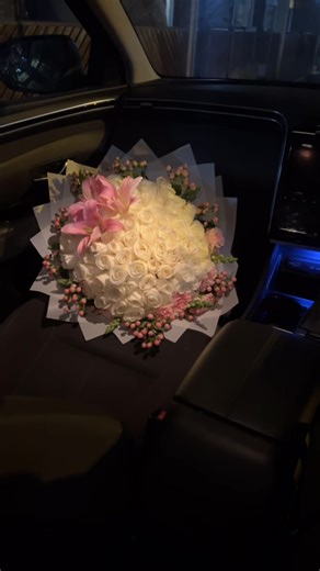 Beautiful Bouquet of 100 Roses and Lilies