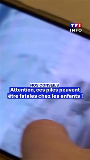Notamment pendant les fêtes de fin d’année, les jouets, appareils high-tech, télécommandes, montres et autres objets fonctionnant avec des piles boutons au lithium, peuvent être un danger m*rtel. Car une pile laissée hors de son emballage ou retirée d’un appareil peut facilement se retrouver à portée de main des jeunes enfants qui portent spontanément les objets à la bouche. Il faut donc faire très attention, voici nos conseils. | TF1 INFO
