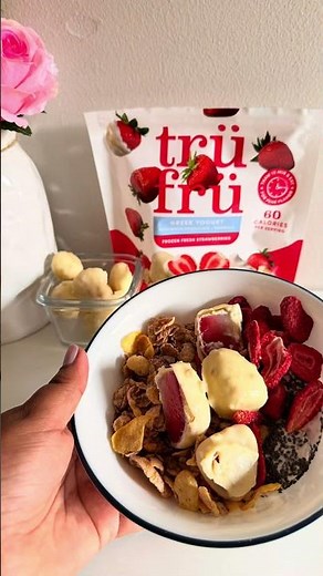 Fresas congeladas con yogur griego de tru fru ❤️🍓🍫
