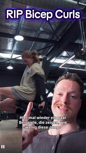 Eine weitere Folge Ragebait Bullsh*t-Bingo mit den BDSM Boys! 🥸 Im Grunde zwei mal die gleiche Übung - oder zumindest Teile davon. Würde er nämlich einfach Cable Flies aus der Schulterextension in die Schulterflexion durchführen, hätte er nach seiner Logik direkt Bizeps und Brust bearbeitet.. aber wir machen das mal der Reihe nach. Zum einen wird die Erste Bewegung als “Biceps” Übung deklariert - mit dem Claim, dass man Bizepscurls so nicht mehr brauchen würde. Wieso geht er davon aus, dass man