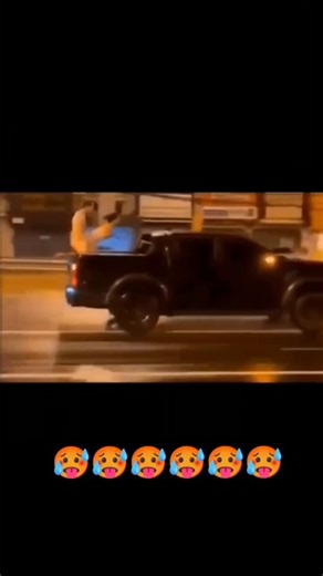 RedSlice on Instagram: "日本利用压电瓷砖将脚步转化为电能。这些瓷砖捕捉来自你脚步的动能。当你行走时,你的重量和动作会对瓷砖产生压力。瓷砖会轻微弯曲,从而产生机械应力。瓷砖内部的压电材料将这种应力转化为电能。每一步都会产生少量电荷,而数百万步结合在一起就能产生足够的电力来驱动 LED灯、数字显示屏和传感器。在像涩谷车站这样繁忙的地方,每天大约有240万个脚步为这一系统作出贡献。这些电能可以被储存或立即使用,从而减少对传统电力来源的依赖,并支持可持续的城市基础设施。这种方法将日常运动转化为实用的可再生能源 #日本 #知识 #事实#你知道吗#推荐#科技#创新 #历史 #技术 #实验 #热门 #Japan #Knowledge #Facts #DidYouKnow #Recommendation #Technology #Innovation #explorepage #reels #reelkarofeelkaro #reelitfeelit #reelsinstagram #explore #explorepage #viral #viralvideos #vira