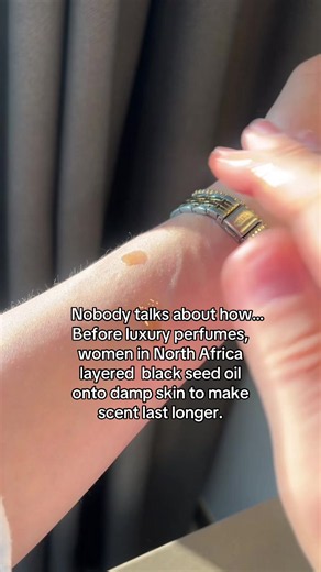 Its warm spicy scent slightly blends with the perfume, making fragrances smell richer, deeper, and more luxurious on the skin. Exactly how I imagine an ancient Arabian queen would smell like.