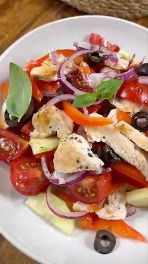 Greek-Style Chicken Salad with Vegetables #ilcaldosaporedelsud