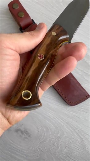 🌲 Určeno pro lov a práci v přírodě Geometrie čepele Bowie jí dává silnou řeznou schopnost, delší úderový dosah a spolehlivou pevnost hrotu. Ať už se jedná o manipulaci se zvěří, řezbářství dřeva, řezání lana nebo o kempingové práce, vyvážení čepele ji činí vhodnou pro jemné i náročné úkoly. Vynikající volba pro lovce, táborníky, outdoorové nadšence a milovníky nožů. Nůž je bezpečně přepravován v koženém pouzdře. | Elizabeth G. Brown