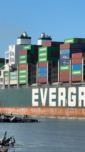 47K views · 1.1K reactions | Evergreen's Giant Ship, one of the largest in the world. #vessel #ship #shipping #sea #cargo #port | Leandro L. Silva | Facebook
