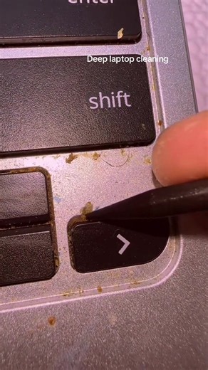 This was a super #satisfying cleaning of this laptop #tech #cleantok #learnontiktok
