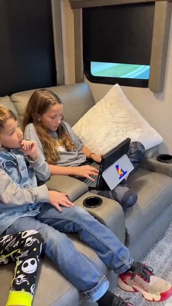 Why the TravlFi Journey1 is the best Christmas gift for travelers! #sponsored