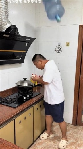 一种防止猫咪进入厨房的新方法 😂