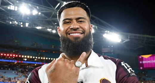 Reece Walsh remonstrates with Hull KR captain