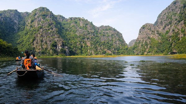 Boat tour through Trang An in Ninh Binh (4K)