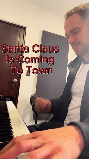 Adaptación de Santa Claus llegó a la ciudad para piano