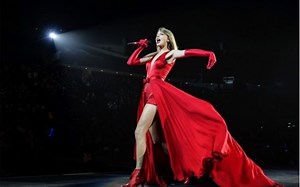 今天的炒饭是Taylor在Red Tour穿着超漂亮的红色长裙演唱The Lucky One
