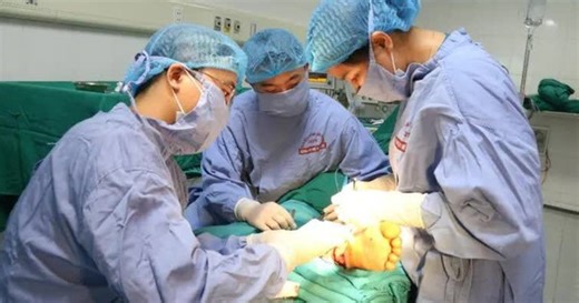 Tổn thương gót chân nặng do bỏng ống xả xe máy