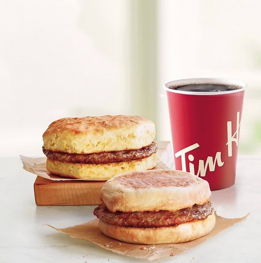 Le déjeuner des champions (du magasinage des Fêtes)! Achetez n'importe quelle boisson et vous pouvez obtenir un Timatin Simplement saucisse sur un petit pain déjeuner ou muffin anglais pour seulement 99 ȼ chacun (taxes en sus). | Tim Hortons