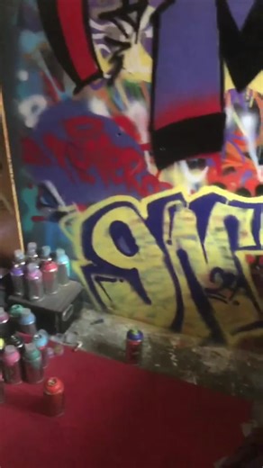 spray durring the day #grafiti r#throwup