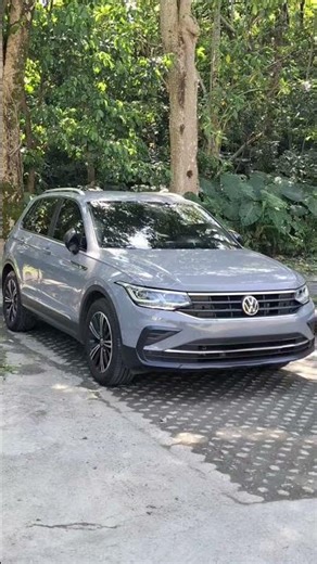 這款車是 Volkswagen Tiguan 280 TSI Elegance。外觀特色: Elegance 等級配有 IQ.LIGHT LED Matrix 矩陣式頭燈。