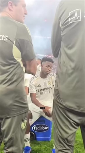 After Real Madrid won 2-0 against levante. Vinicius junior cried. The players got booed and whistled. Real Madrid is disappointed at its fans. @football is everything #realmadridcf #football #soccer