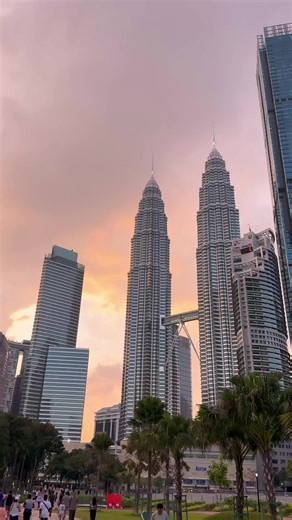 This is the place where you want to run The Treadmill in KLCC Park (Kuala Lumpur) is a picturesque 1.3 km long route with a soft EPDM rubber surface. The route runs through shady areas, past the lake and fountains overlooking the Petronas Twin Towers. The track is open for free, the most comfortable time for training is early morning or evening.