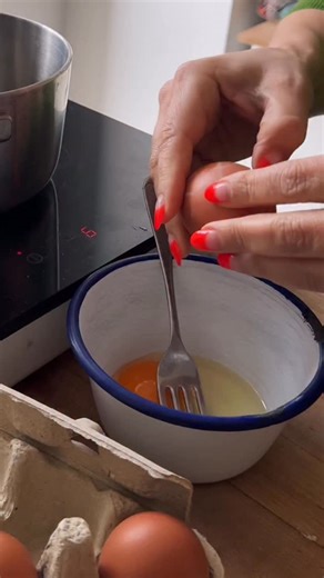 How do you cook scrambled eggs in a stainless steel pan without them sticking?? It’s all about heat control. Yes, cooking in stainless steel pans requires a bit of learning but once you’ve got the hang of it they are a joy to use. You can use any utensils, you can put them in the dishwasher, on the hob, in the oven, you don’t have to worry about scraping any lining off, they’ll last for years…The benefits go on and on. There’s a link to this exact pan in February Links in my highlights 🍳 | Elly