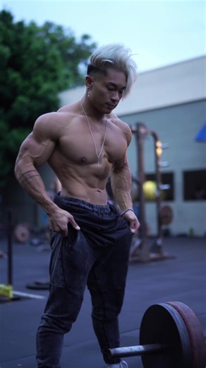 The shoulder workout you’ve never done • Full videos, tips, & walkthru on my instagram: nylenayga • Wearing @youngla | discount: ‘NYLE’