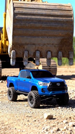 GIANT EXCAVATOR DESTROYS TOYOTA HILUX! 🤯 RC 4x4 vs. Mega Machine!