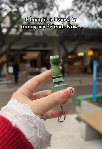 Satisfying Lizard Keychain Button Experience