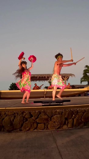 Sit back and relax while you enjoy a delicious luau dinner and this amazing Aloha Kai Luau show • • • #alohakailuau #sealifepark #maluproductions #oahu #hawaii #waikiki #honolulu #luau #polynesiandance #hula #hulaimplements #huladancers #bestluau