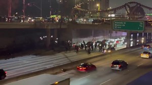 ¡PAISANOS TOMAN LA AVENIDA 101 EN LOS ÁNGELES! Una multitud de migrantes volvió a cerrar el Freeway 101 en plena hora pico. 🚗💥 Los policías, superados en número, no pudieron hacer nada. | Nuevo Gráfico
