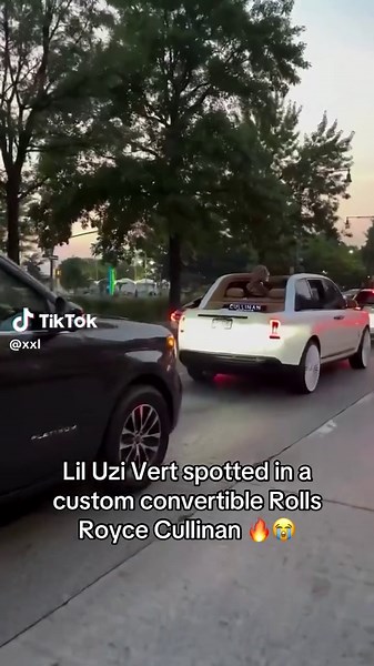 Lil Uzi Vert en una Rolls Royce Cullinan personalizada