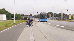 KOM LÆNGERE MED BUS OG CYKEL PÅ RUTE 100 🚌🚲 Tjek på Rejseplanen hvilke afgange, der tager cykel med. Det er gratis at tage sin cykel med i rute 100. Du kan tage din cykel med, hvis der er plads i flexarealet. Der er plads til to enheder, fx to cykler eller en cykel og en barnevogn. | Midttrafik
