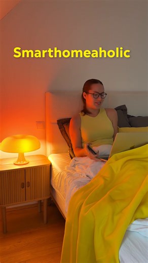 Für alle, die ihr Zuhause gerne mit einem Klick steuern. 👉 📲 Mit der Yello App wird’s richtig smart. 😮‍💨 Kommentiert die Person, die auch smarthomeaholic ist! 💛 #Yello #GuteEnergie