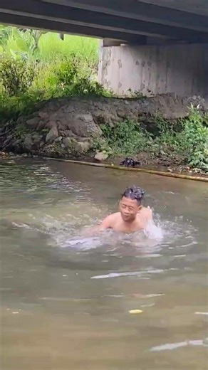 Swimming in the river #fyp #reels #trending #viral #trending #fbpro | BT penghasil uang