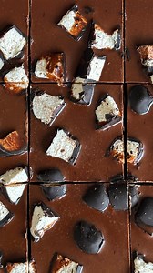 5 Ingredient Choc Marshmallow Fudge 🍫 This is 555 - a series where I’m sharing 5 ingredient recipes, 5 days a week, for 5 weeks! Recipe 21 is my choc marshmallow fudge that is rich, silky and couldn’t be easier to make. Perfect for bringing along to festive gatherings or dinner parties. 👉 Comment “CHOC” and I’ll DM you the recipe, or grab it off my website link in my bio! #555 #5ingredientrecipes #easyrecipes #easydessert #nobakedessert #nobake #festiverecipes | Chloe E Vegan