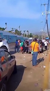 ✨Cerca de #Walmart diamante había un auto mal estacionado y no dejaba pasar al camión de las despensas, las personas se reunieron para moverlo y adquirir las despensas de la zona. #DeAcapulcoparaelMundo 🌴🌎🌴 | De Acapulco Para El Mundo