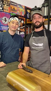 invité al chef Yuta para que calificara este rollo fusion preparado con plátano. Ojo: La palabra "sushi" significa arroz avinagrado. En este caso la hemos usado por la semejanza en el proceso de elaboración. Se entiende que este no es un rollo tradicional. Por ello consideramos que es una buena referencia. Así funciona la cocina "fusión" donde se toman tecnicas e ingredientes para crear nuevos platillos. Itadakimasu🙏🏻 Sexy🤘🏼 | Chefschwarz